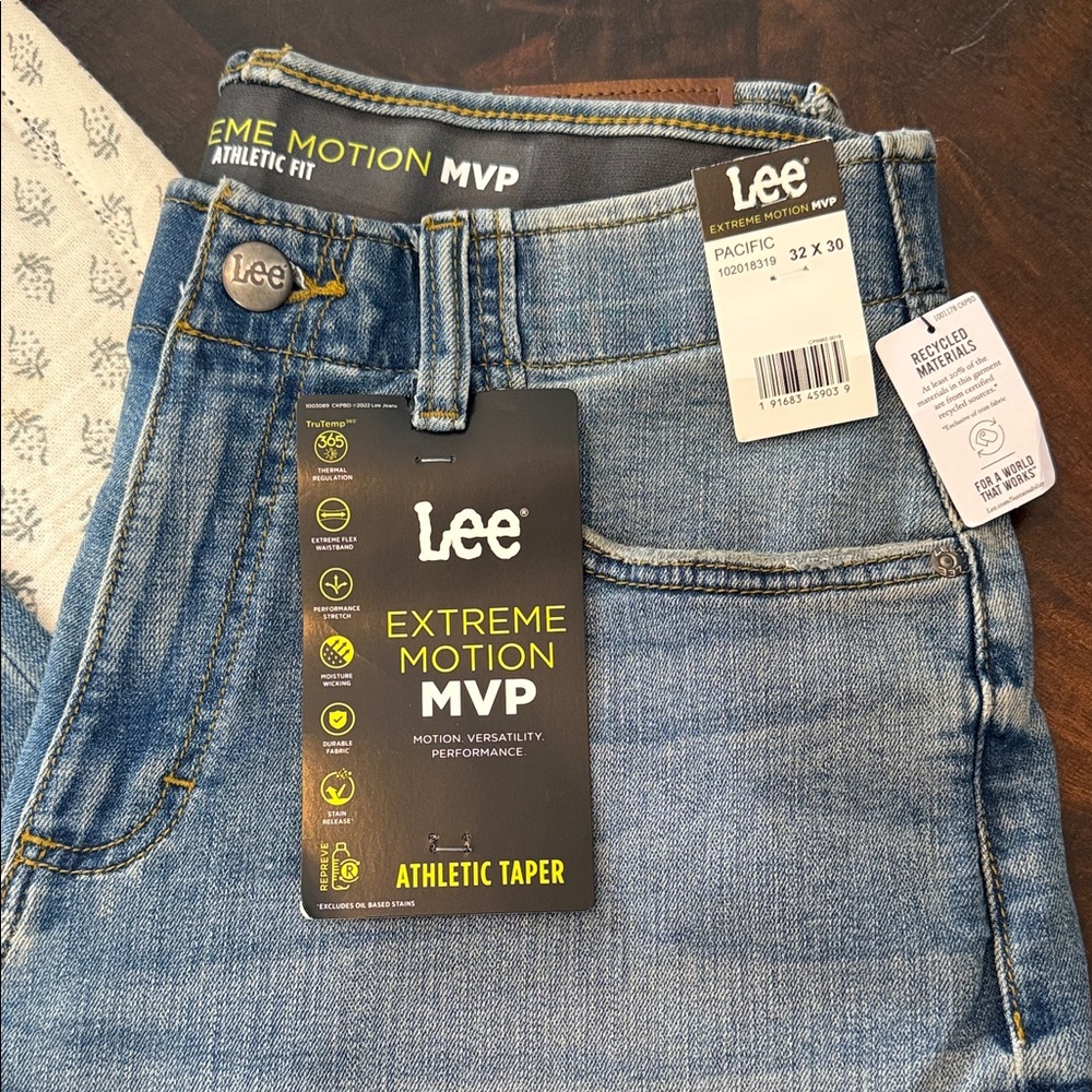 NWT Lee Extreme Motion MVP Athletic Taper Jeans in Pacific Blue Size 32 X 30
